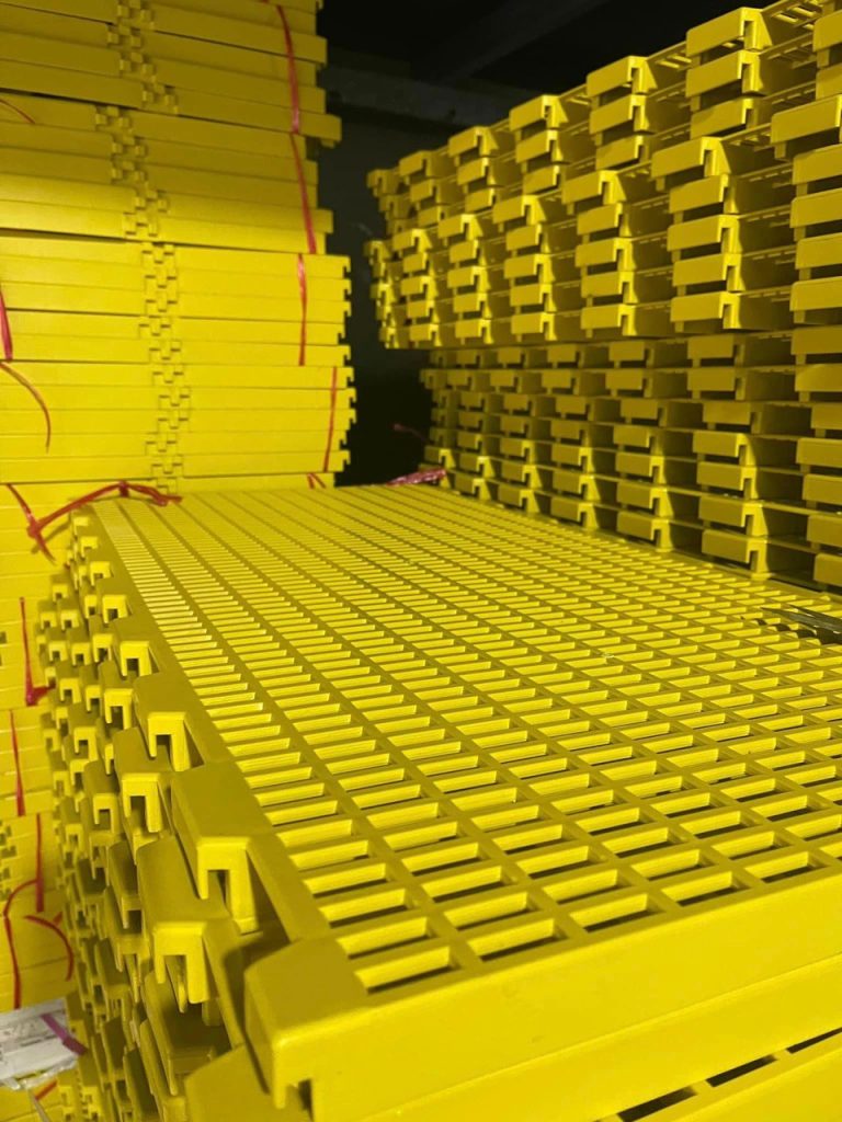 Tấm nhựa lót sàn chuồng dê